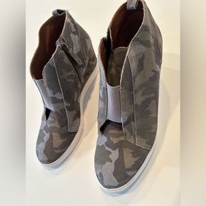 Linea Paolo Felicia suede wedge in gray camouflage. size 10 1/2‎ M